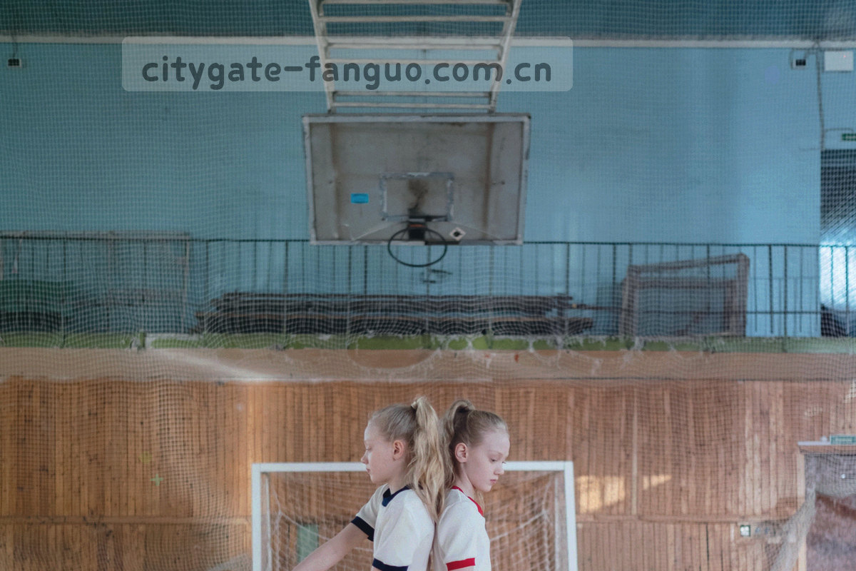 简化界面线框插画，仅保留标题与列表结构，奶油底配深棕黑线条